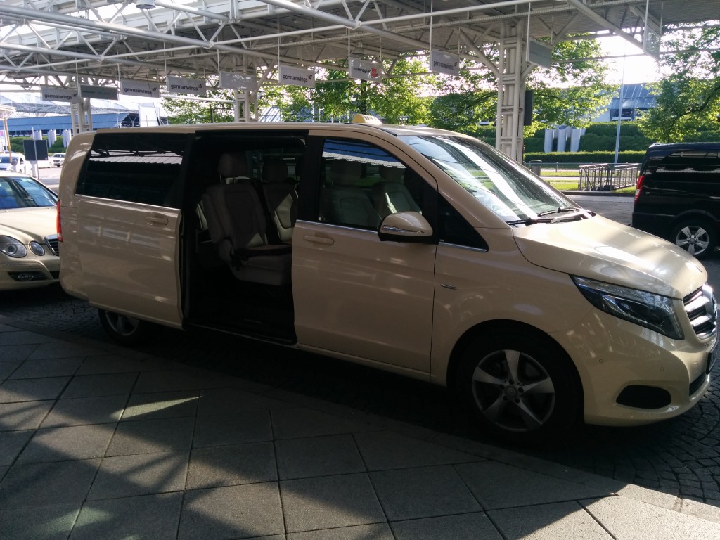 Taxibus (Großraumtaxi) am Flughafen München