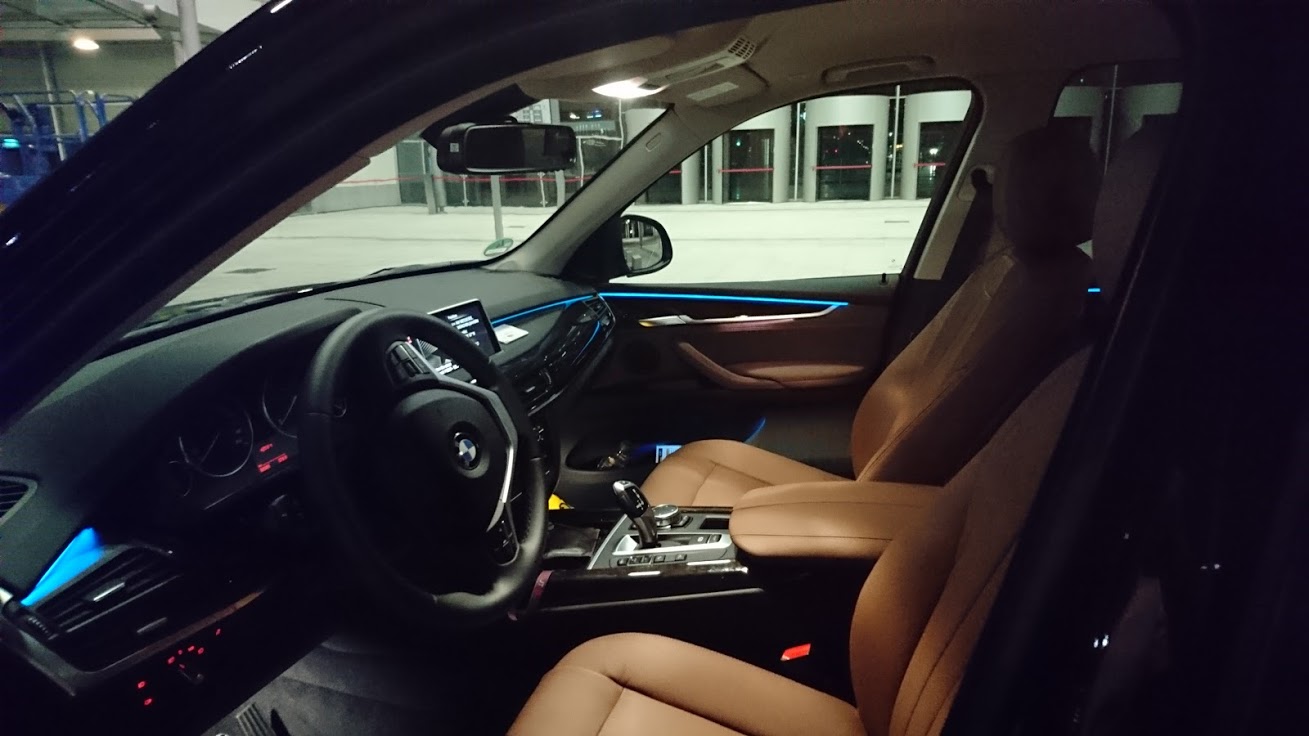 BMW X5 Taxi bei Nacht in München